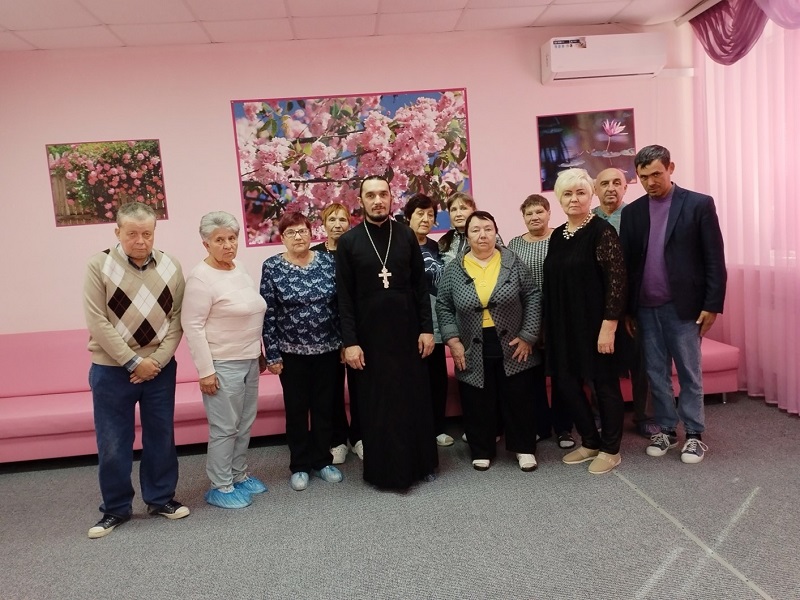 Занятие в школе православного просвещения для граждан пожилого возраста.