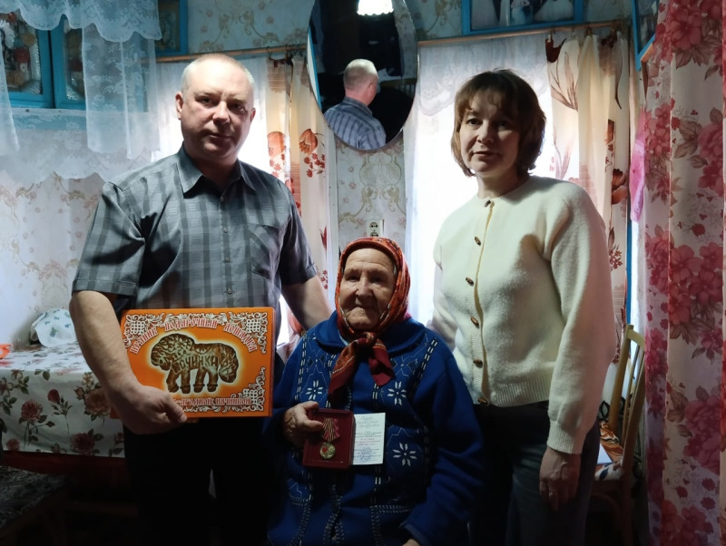 Поздравление на дому ветеранов ВОВ и тружеников тыла.