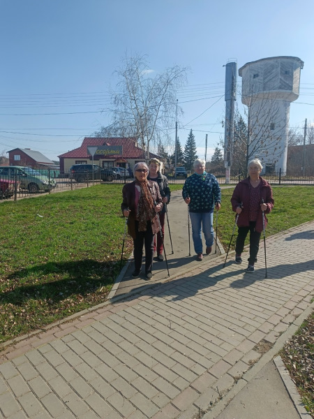 Занятие по скандинавской ходьбе.