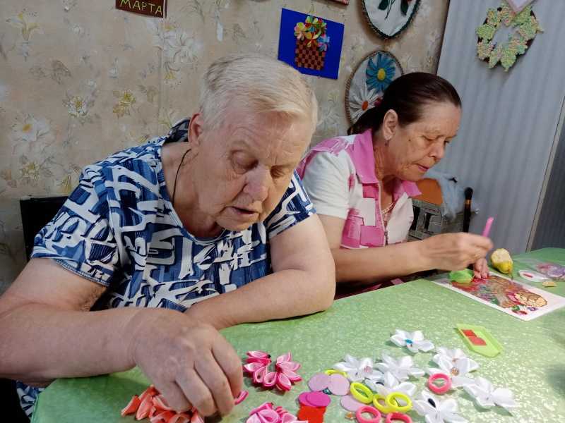 Занятие по изготовлению праздничных бантиков-резинок  в ОДП.
