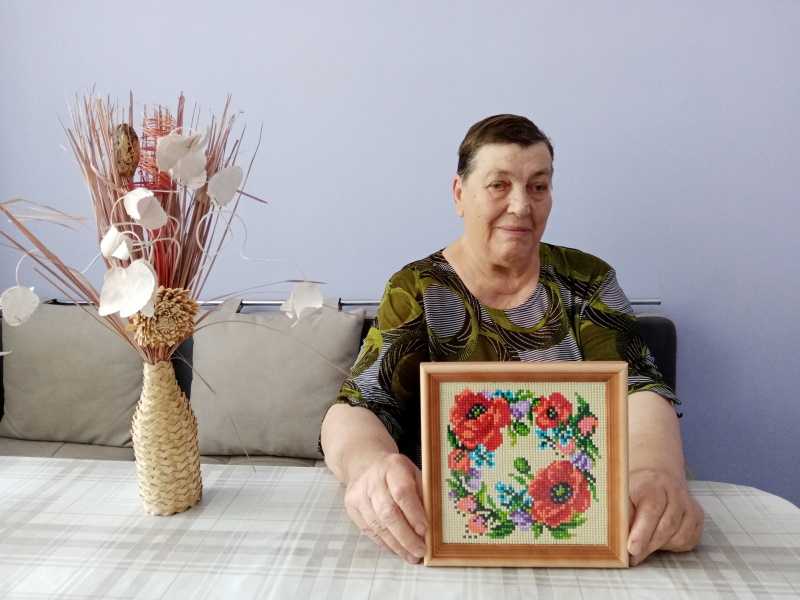 Занятие по изготовлению алмазной вышивки «Веночек из цветов» в ОДП.