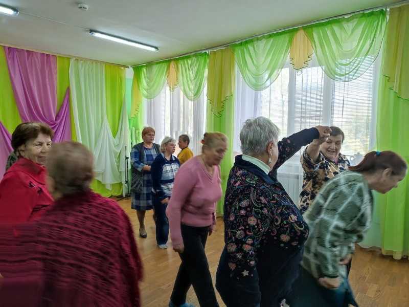 Занятие по танцетерапии с психологом для отдыхающих в дневном отделении.
