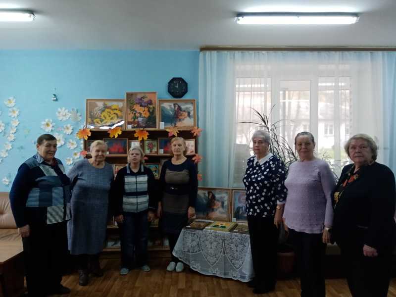 Выставка картин, созданных руками отдыхающих в ОДП в технике алмазной вышивки.