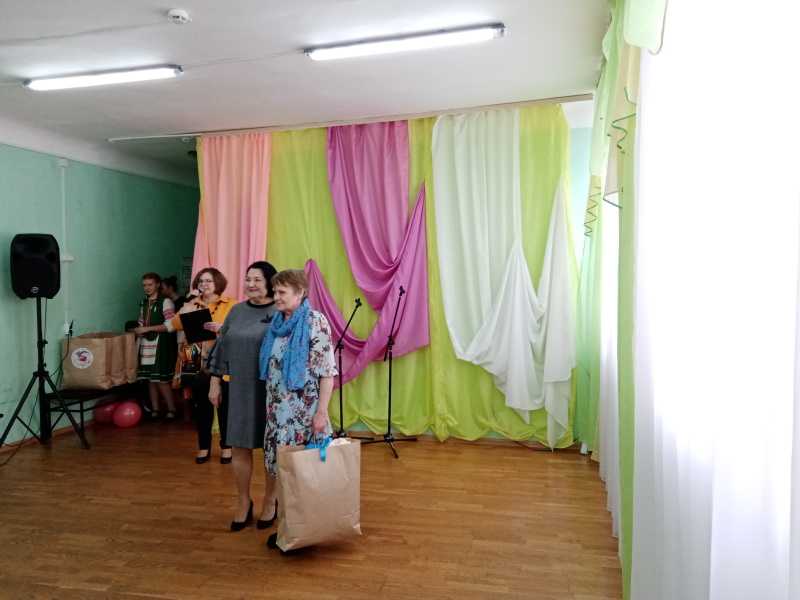 Вручение теплых пледов одиноким пенсионерам.